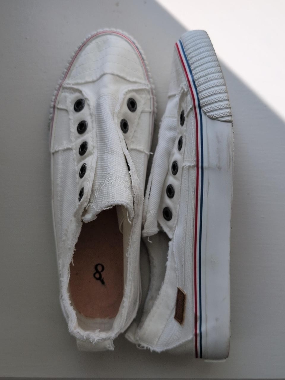 Blowfish Malibu white canvas sneakers. No laces by design. Size 7.5